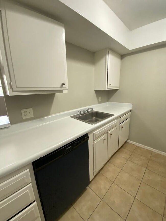 Building Photo - Spacious 1 Bed 1 Bath