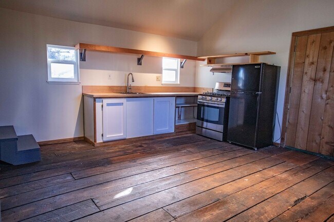 Building Photo - Gorgeous Vintage Home in Downtown Langley with Detached Guest Studio!!