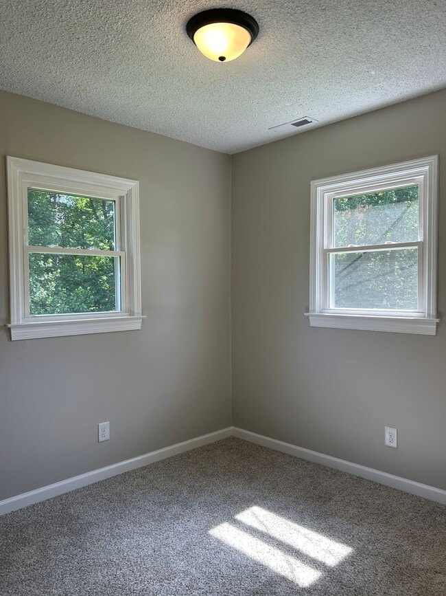 Building Photo - Cute Cottage Overlooking a Wooded Area