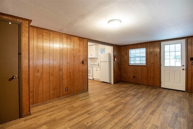 Building Photo - 710 Glenview Dr