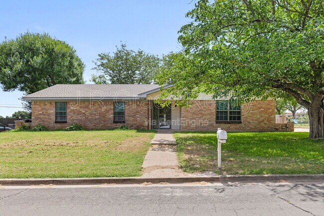 Primary Photo - 429 Lindenwood Ln W