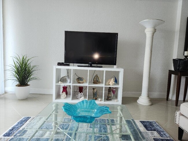 living room - 2501 S Ocean Dr