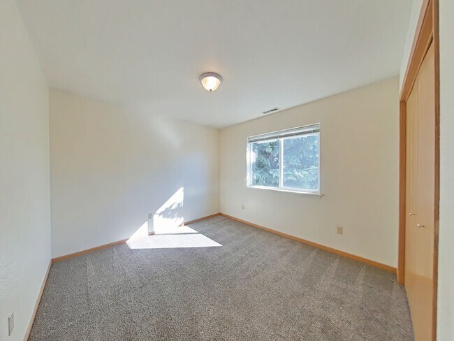 Building Photo - 3 Bedroom with DETACHED GARAGE! Great Central Location with Easy Access to MSU!