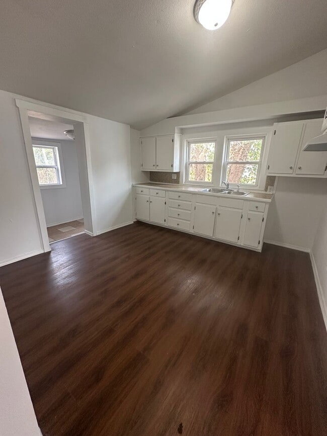 Building Photo - Step into this adorable 2-bedroom, 1-bathroom home—full of charm and thoughtful updates!