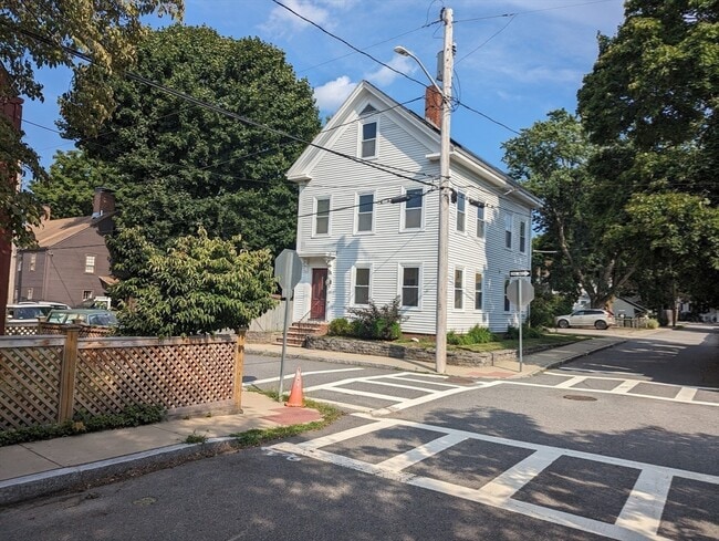 Building Photo - 33 Merrill St