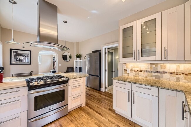 Building Photo - 2BD, 1BA Half-Duplex in Platt Park with Ov...