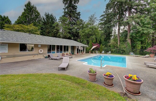 Building Photo - SALMON CREEK ~ WATERS EDGE CONDOS~ LARGE 2 Bd 2.5 Ba!