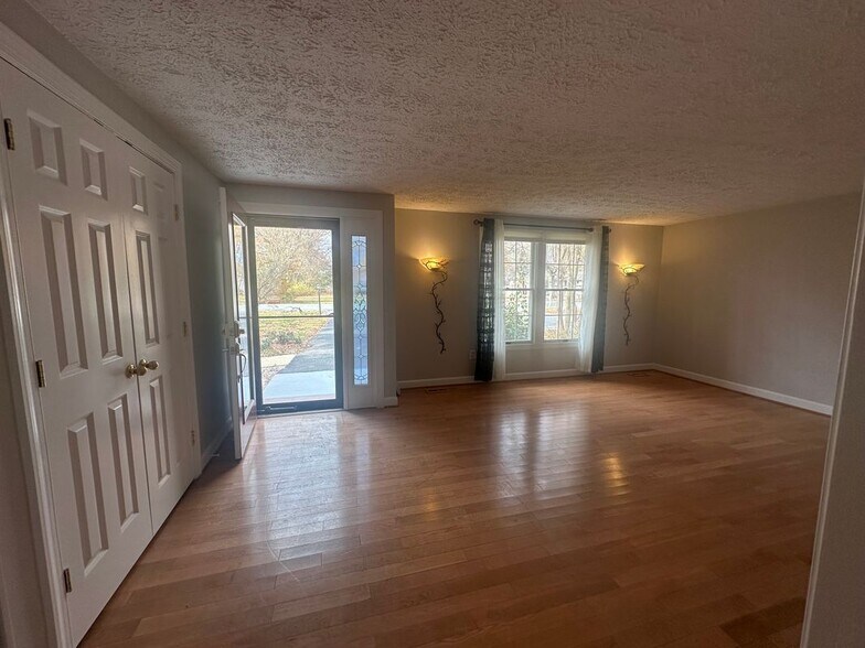 Building Photo - 804 Mason Rd