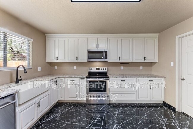 Building Photo - 5819 Providence Oak