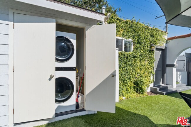 Building Photo - 956 S Longwood Ave