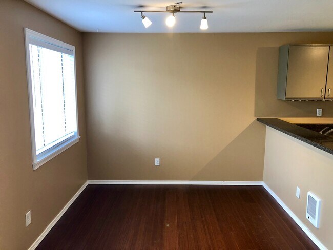 Building Photo - 1 Bedroom Near Lake Washington With Pool!