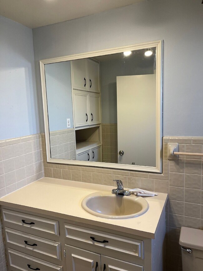 Building Photo - "Charming 3-Bed, 2-Bath Home with Spacious...