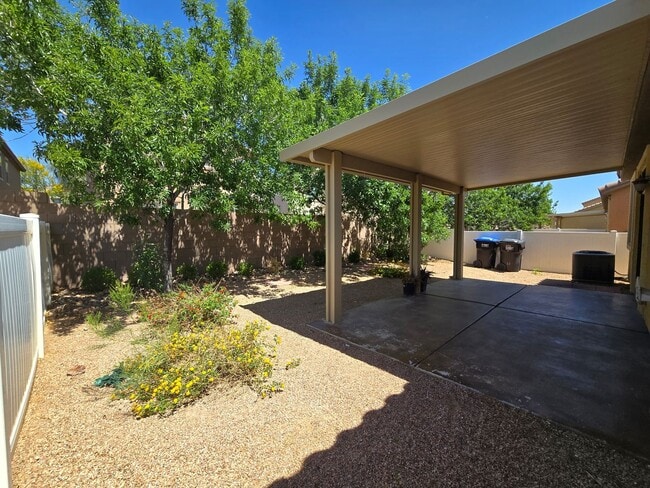 Building Photo - A Beautiful Single Story Townhouse! 3 Bed,...