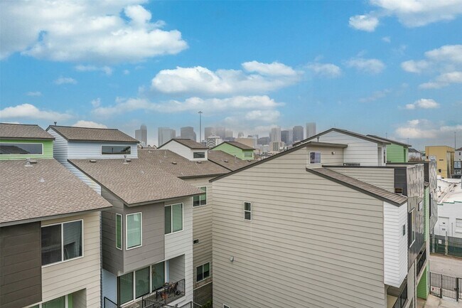 Building Photo - 2136 Dennis St