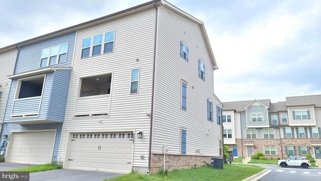 Building Photo - 8667 Shady Pines Dr