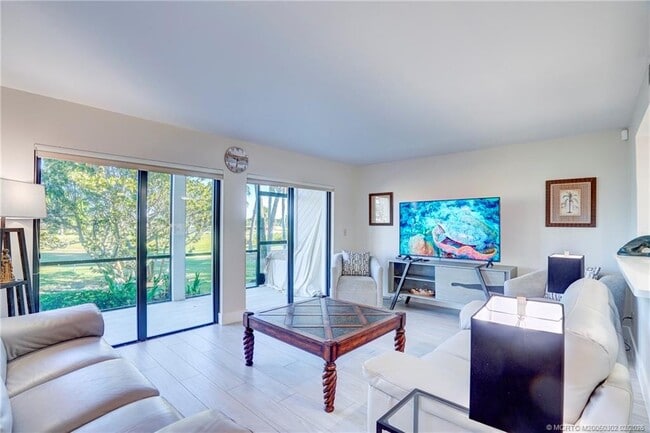 Building Photo - 331 Golfview Cir