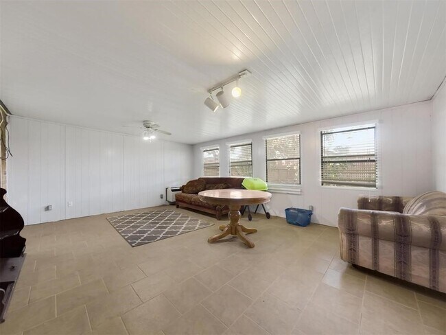 Building Photo - 12406 Sarti St