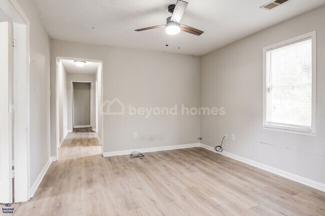 Building Photo - 1421 26th Ave N