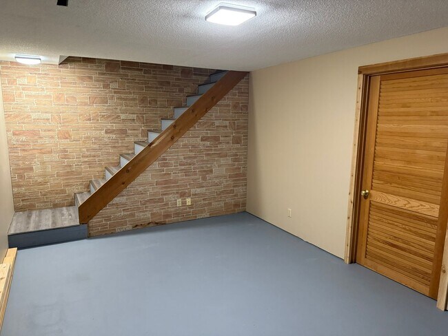 Building Photo - Newly Refreshed 3 Bedroom 1 Bath Single Fa...