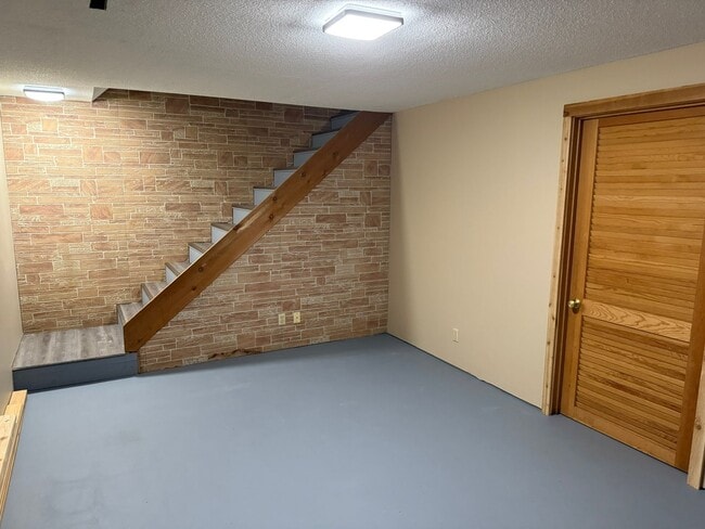 Building Photo - Newly Refreshed 3 Bedroom 1 Bath Single Family Home   This home shows beautifully and is waiting ...