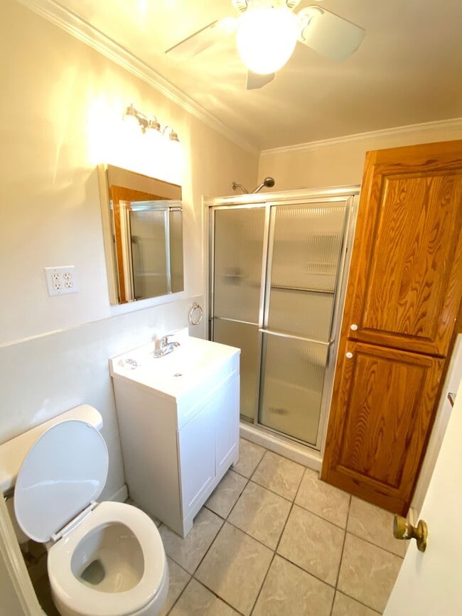 Building Photo - 3bd/2ba House on a Corner Lot very close t...