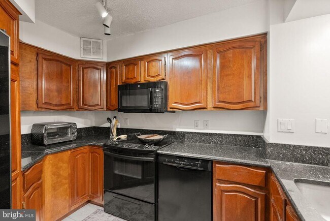 Building Photo - 1077 30th St NW