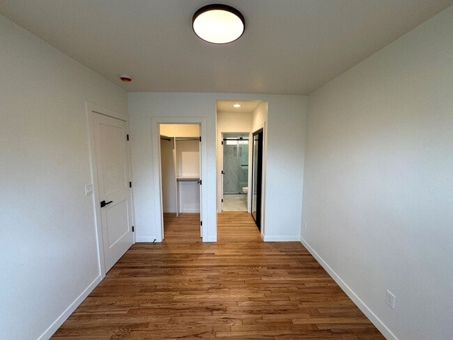 Building Photo - Remodeled Midtown Apartment- Private Washer/Dryer +AC!!