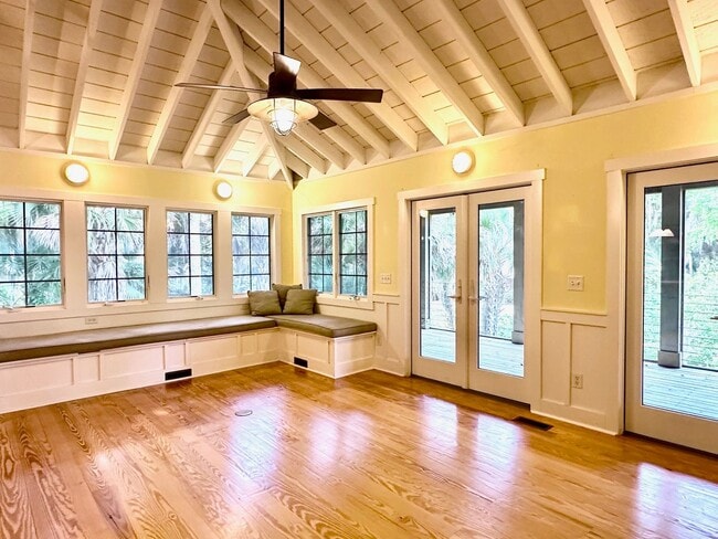 Building Photo - Coastal Retreat-Large 3/2-Must See