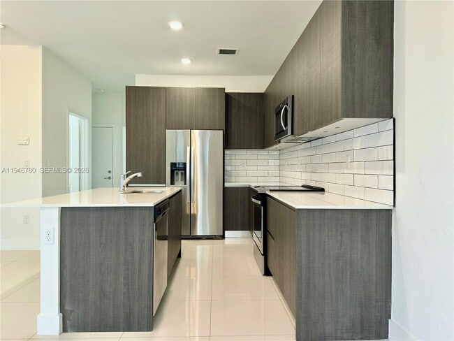 Building Photo - 404 SW 91st Ct