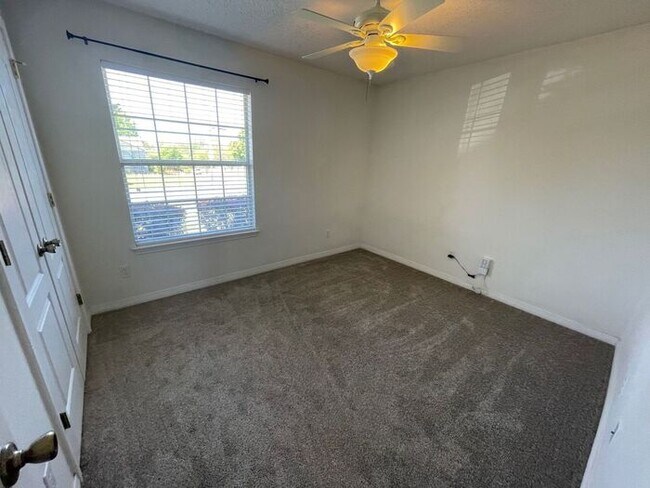 Building Photo - Navarre - 3 bedroom, 2 bathroom