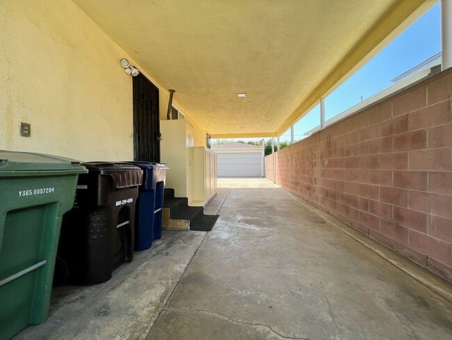Building Photo - Large 3 Bedroom 2 Bath Home