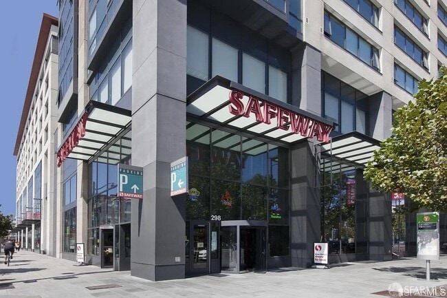 Building Photo - 250 King St