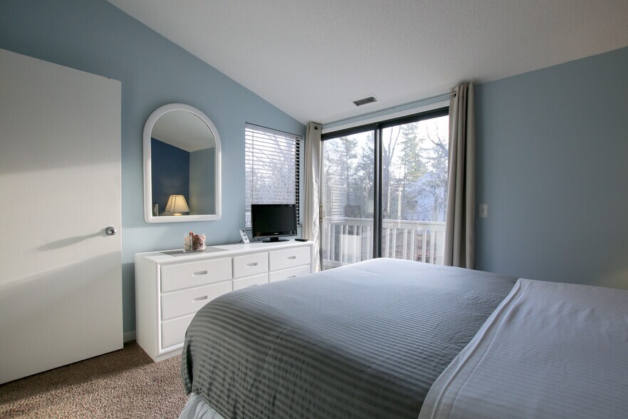 Building Photo - 5713 Creeks Crossing N