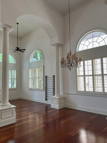 Dining room / foyer - 440 Wembley Cir