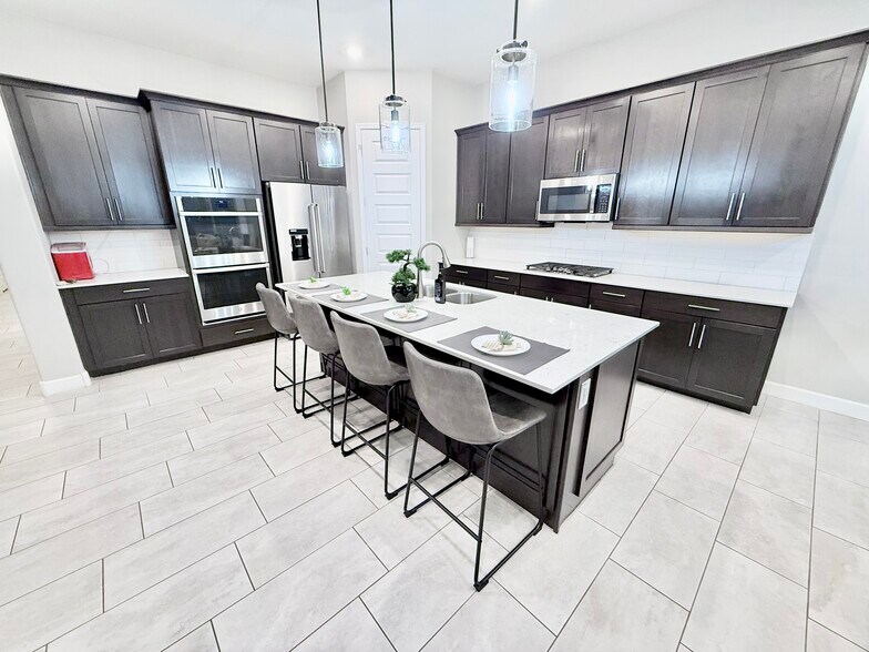 Building Photo - 2506 E Pleasant Ln