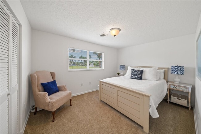 Building Photo - 17 Country Club Rd