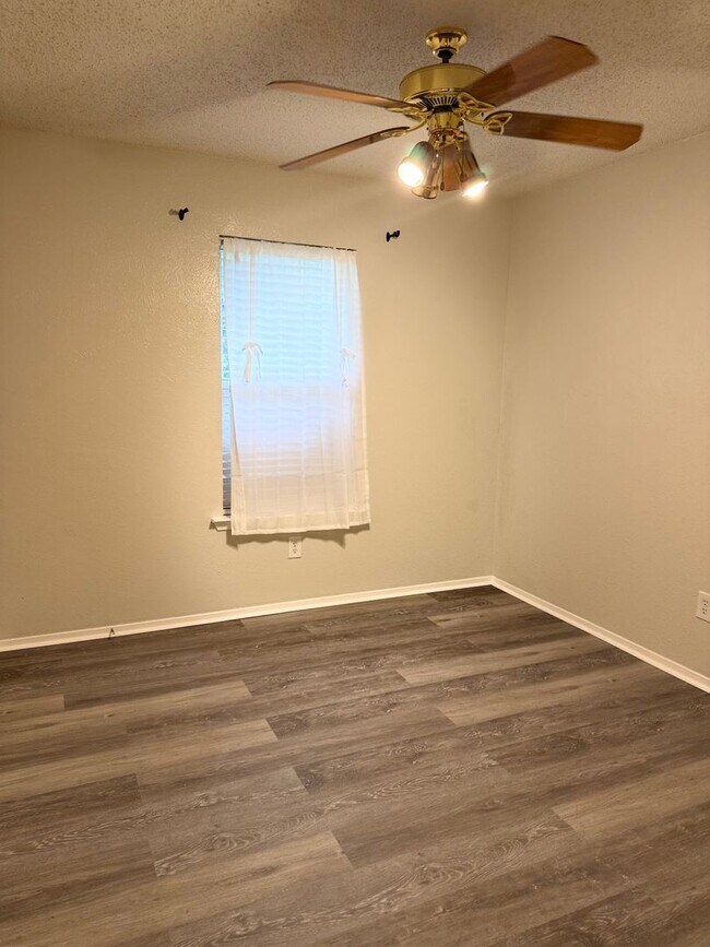 Building Photo - 3 Bedroom in Springhill ISD