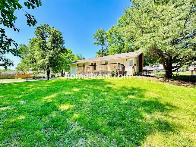 Building Photo - Like New, Ranch Style Home in Raytown - Wood Floors, Finished Basement, Fenced Yard!