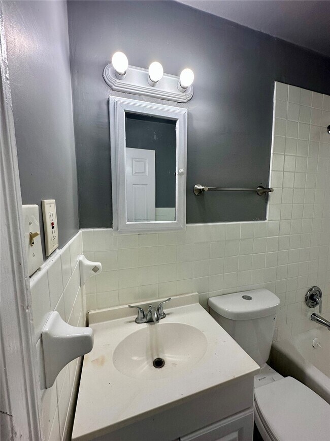 Building Photo - 7121 Lamont Dr