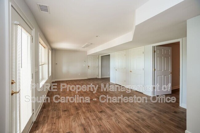 Building Photo - 1166 Waterfront Dr