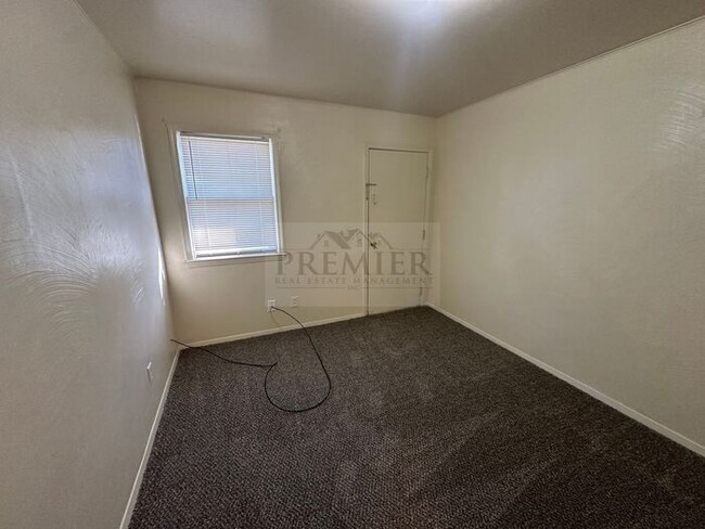 Building Photo - 2 bed / 1 bath -4 plex - close to school -...