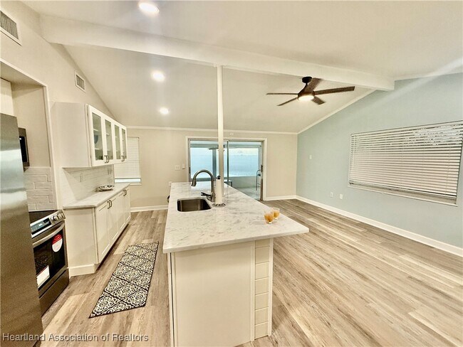 Building Photo - 403 Lake Lotela Dr