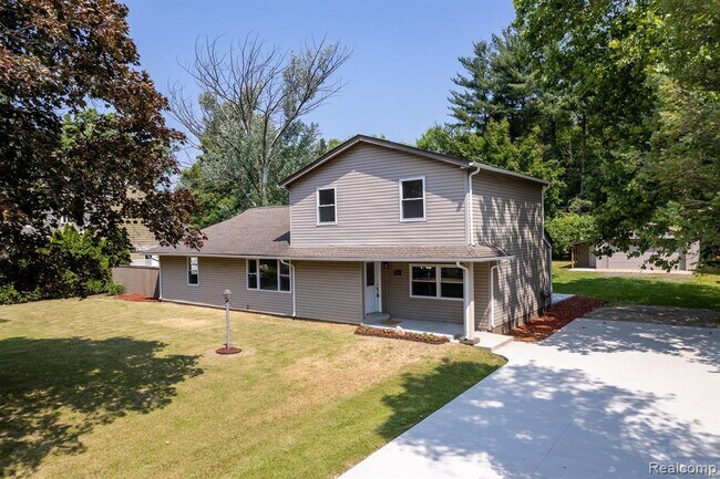 Primary Photo - 46236 Sunset St