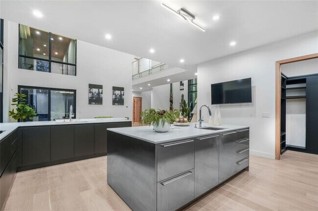 Building Photo - 1736 Cox Rd