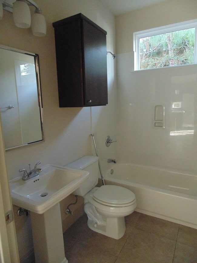 Building Photo - 5 Bed/3 Bath House near Campus