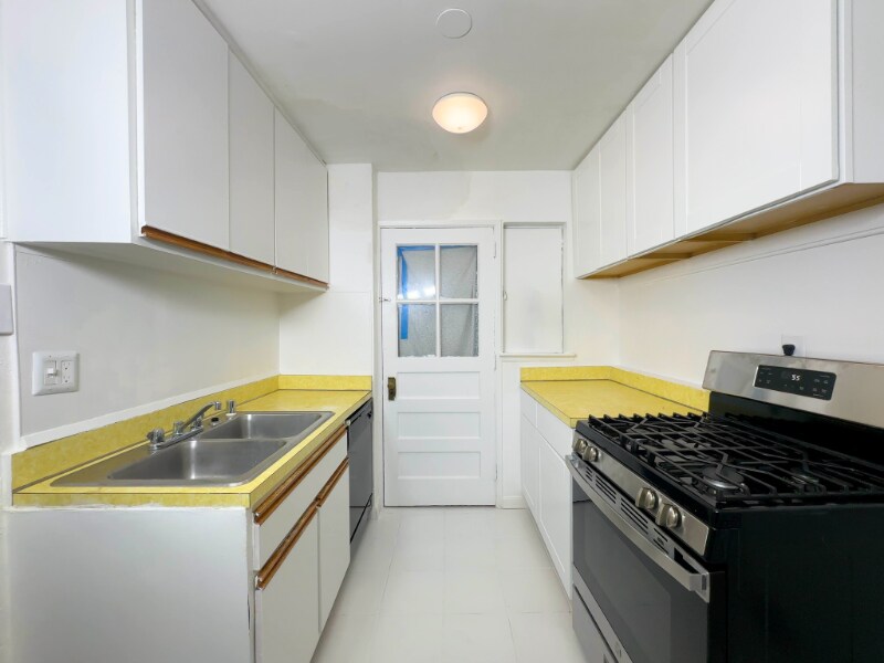 Building Photo - 12040 Valleywood Dr
