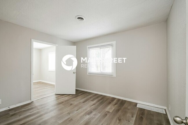 Building Photo - 2 Bedroom Pet-Friendly Home in Indianapolis, IN with Main Street Renewal