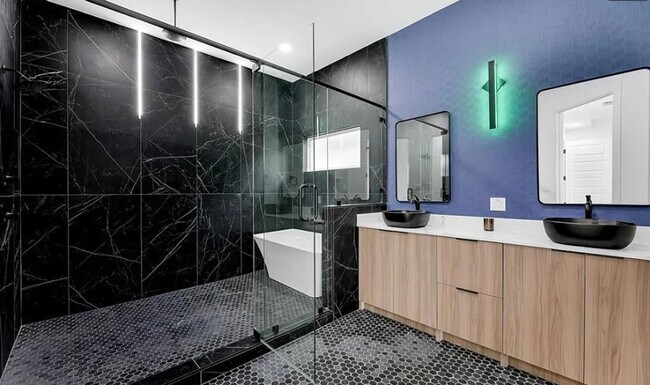 Building Photo - Luxury Living in Hyde Park – Edinburg/McAl...