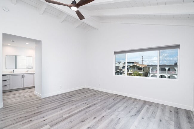 Building Photo - 905 W Balboa Blvd