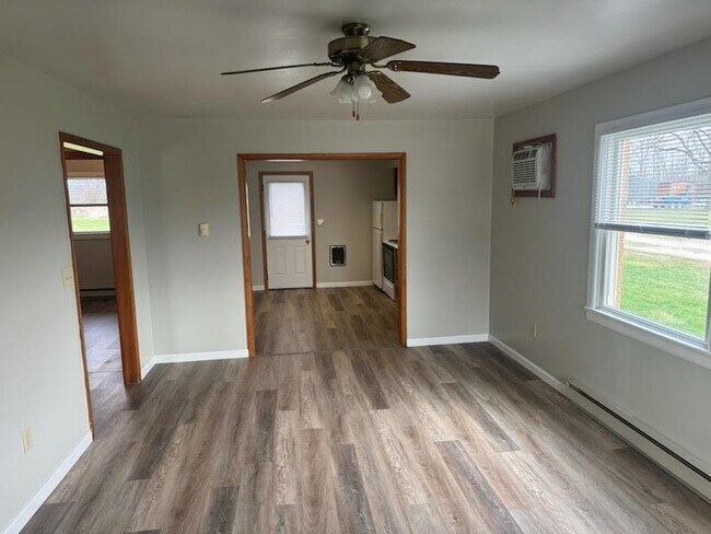 Building Photo - 2 Bed Single Level Apartment